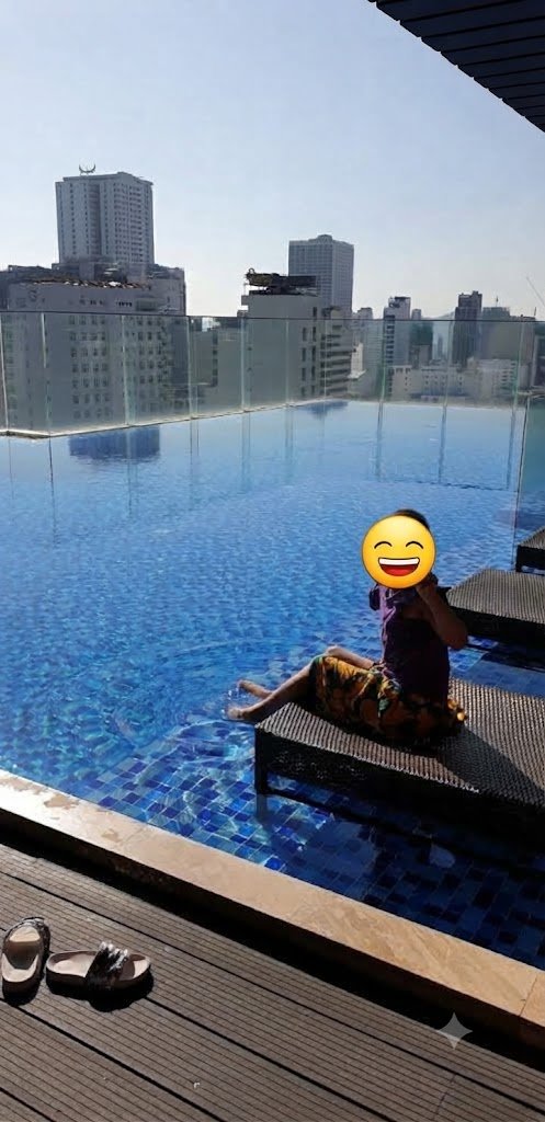 x0u8cv's tweet photo. 시내에서 보낸 하루는 의외로 평범했다.

Hotel Lemore에 머물던 날.
조식을 먹고 나와 가로수 길을 걷다가
당시 꽤 유명했던 Rainforest 카페에 들렀다.

식물로 가득한 로컬스러운 분위기도 좋았고,
커피 맛도 괜찮았는데
무엇보다 카페 한가운데 미끄럼틀이 있던 게 아직도 기억난다.

사진을 넘겨보면
거리 걷고, 카페에서 쉬고,
숙소 루프탑 풀에 올라간 장면이 이어진다.

뭔가를 많이 보러 다닌 날이라기보다
그냥 나트랑 시내를 천천히 즐긴 하루였다.