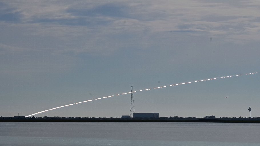 fxsmurphy's tweet photo. 🚀 Yahoo! — today’s U.S. Navy Fleet Training Live Fire sounding-rocket launch from NASA Wallops Flight Facility in Virginia. Captured this incredible rocket streaking across the sky! 🚀📸

#Yahoo #NASA #Wallops #WallopsIsland #RocketLaunch #RocketPhotography https://t.co/ouJ8tuk7Bi