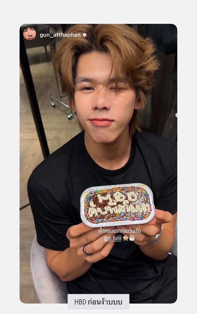 threetwo_www's tweet photo. น้องตุ้ยบอกว่าไปเข้าตึกแล้วเห็นป้ายปจวกพี่กัน 🥹🎂 ระหว่างทางมา sf ตุ้ยเลยซื้อเค้กมา hap พี่กันเลยย 

เด็กดีมากเยยนิหน่าา

 TUI SF AVENGERS ENCORE
#SFxNewGunTui
#TuiChayatorn @TuiChayatorn https://t.co/d4iEd0iPBU