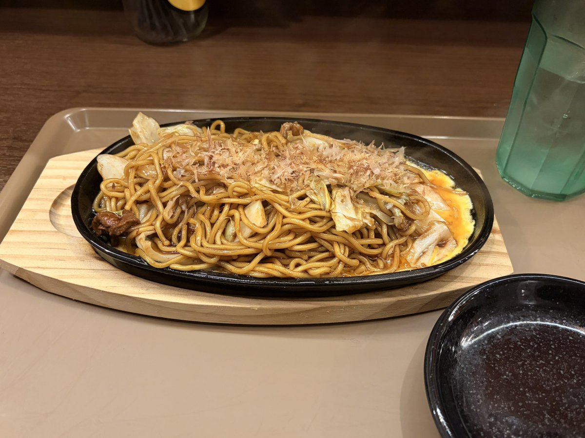 bj_6z's tweet photo. 今日も今日とてキブンデサチオ✨
サチオさんにプレゼントとキブサチのみんなにbeardpapa 渡せて良かった！
新メニューの煮豚炒飯食べれて良かった！
全部美味しすぎてめっちゃハマってます！
最後手振ってくれて嬉しかった😭
サチオさん足腰お大事にです😖
また明日？行きます🚗³₃
 #キブンデサチオ https://t.co/CzUTw6pLwW