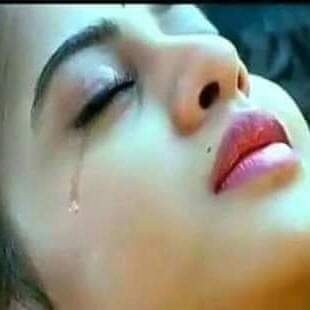 DrGudiyaa's tweet photo. ईश्वर ने उतनी नदियां नही बनाई, प्यास नही बनाई- 
जितने बनाए आंसू 😢 
ग़रीब की आंख में, प्रेमियों की आँखों में और किसान की आँखों में, 
माँ की आँखों में तो हर समय -जब वह खुश हो- जब वह दुःखी हो 
हाथ लरज़ रहे थे ईश्वर के जब उन्होंने पेड़ और चिड़िया के कंठ में प्यास रखी 
और माँ की आँखों में आंसू रखे 
ईश्वर कुछ कहते सुनते नही 
बस चुपचाप अपना काम किए जाते हैं 
वो काम भी जो उन्हें नहीं करने चाहिए 

_बहन स्वीकृति