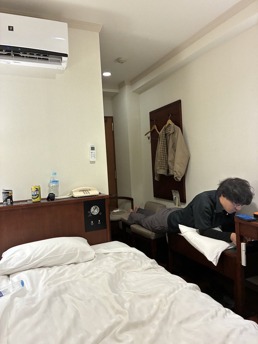8nuvola's tweet photo. シンタクロースニキと三日間相部屋だけどベッド足りない https://t.co/QChIpg3R7l