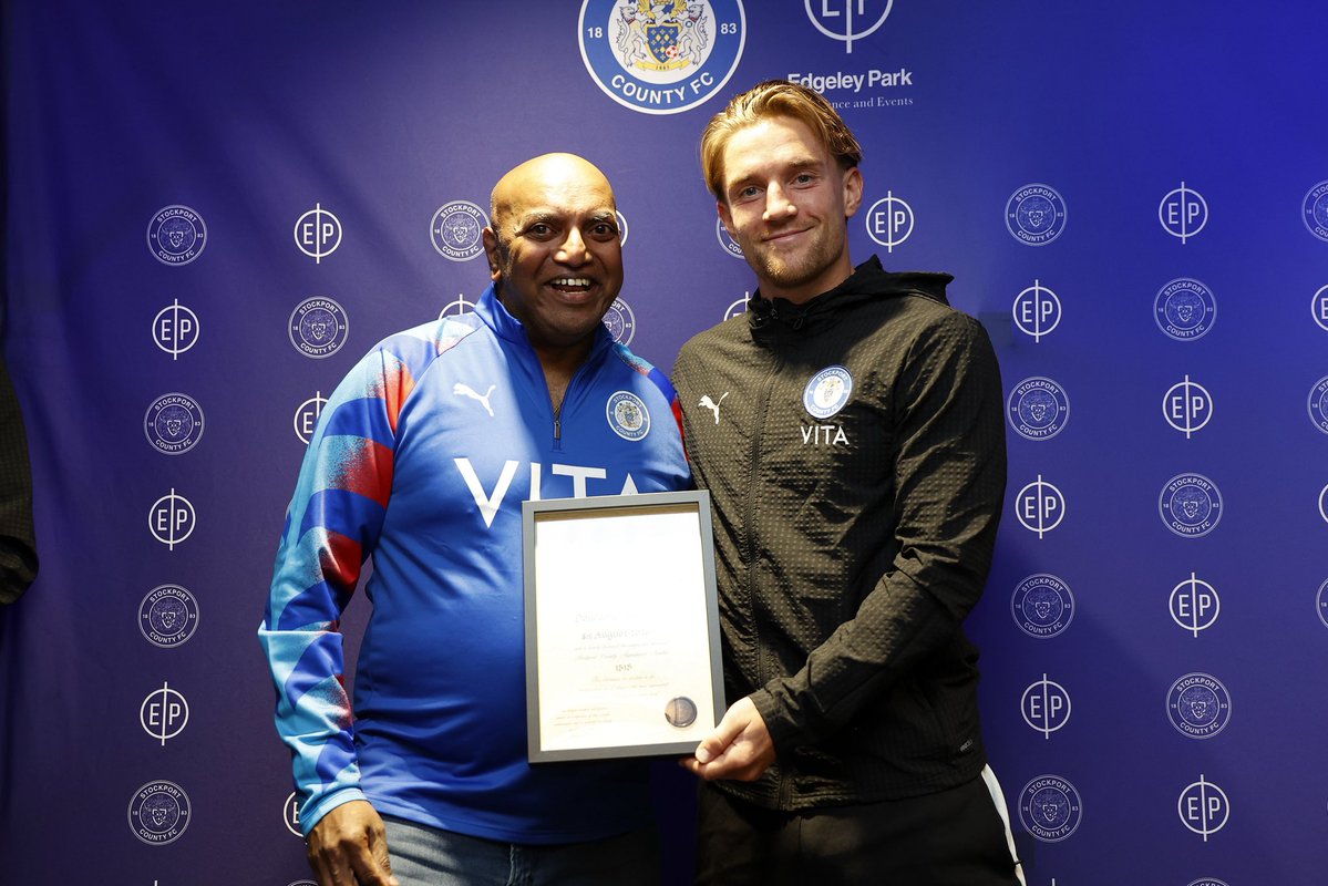SCAN_SCHEME's tweet photo. Ryan Glover(1515) was presented with his certificate at Edgeley Park. 26/6/26. #stockportcounty Photo: Mike Petch. https://t.co/7G3yjwJdBP