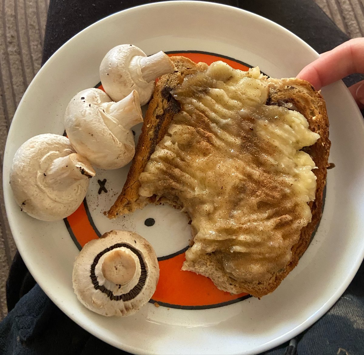 starry_grey's tweet photo. Banana+choc syrup on toast with side of mushrooms-298

Weird combo but slapped icl https://t.co/Pe4zJkDsV1