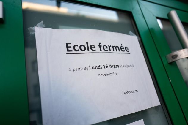 Veri_Presse's tweet photo. 🚨LES LYCÉES VONT FERMER 

Face à l’impossibilité d’assurer la continuité du service public dans les lycées, les préfets ont reçus ordre de lister des établissements à fermer et où les cours passeront en distanciel. 

(Source : @PaulLarrouturou) https://t.co/BTR0aWgoEa