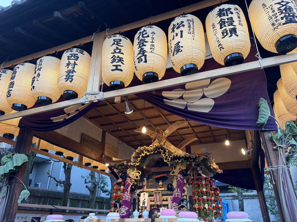 heboitaro's tweet photo. 帰りにずいき祭り覗いてきた
お目当てのみたらし団子屋さん出てなくて悲しみ… https://t.co/s9iujOJlny