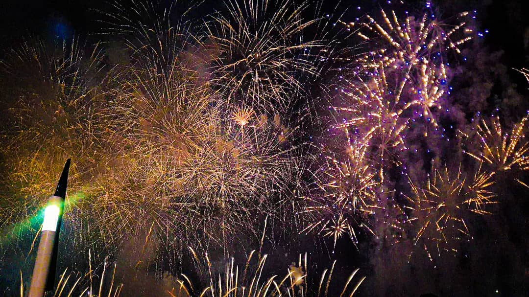 mhktmxhfn's tweet photo. NYE 2020 🎆🎇 #uae #abudhabi #galaxys10 #mobilephotography #photography #nightphotography #night #nye2020 #nye #2020 #sky #nightsky #fireworks #colorfull #goodvibes #happy #newyearseve #newyear #lights #moments #life #instagram #instagood https://t.co/MY4eUvrmnz