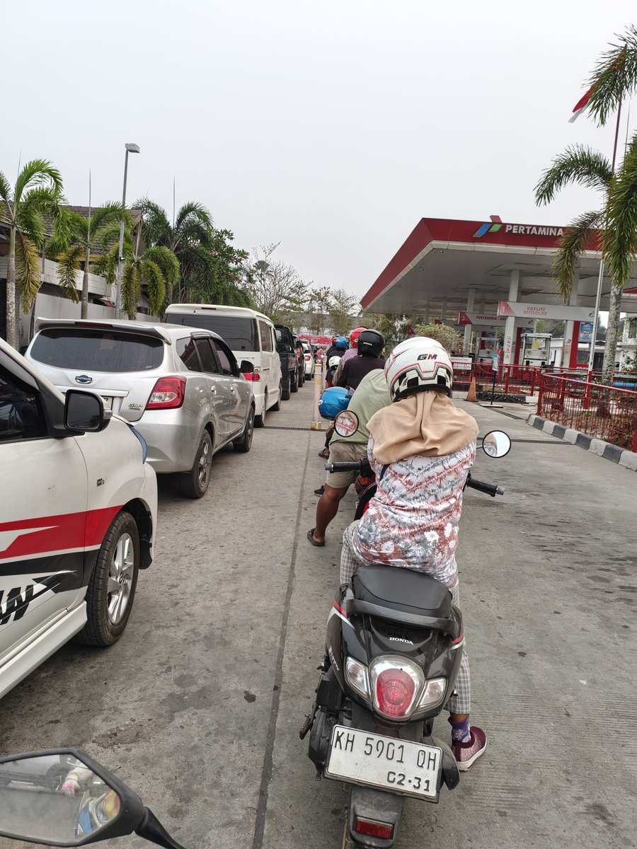 Vi_Choy's tweet photo. @kompascom Kalteng.. Antri nya gini, n mobil pribadi juga nimbrung di pertalite. Mana asap pembakaran juga. Susah jaman celenk @prabowo https://t.co/dILh0KZYFJ