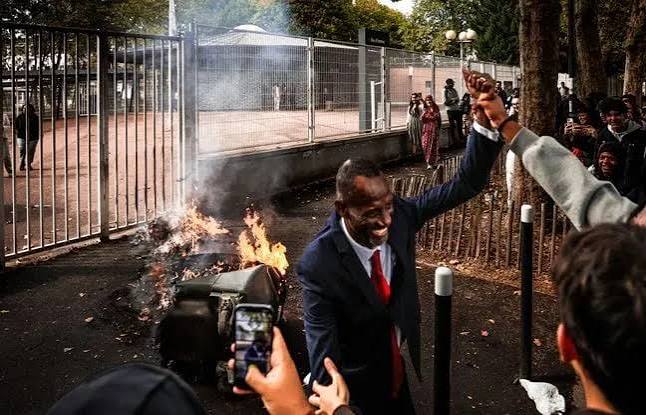 tcabarrus's tweet photo. "Une manœuvre de LFI" disent les services de renseignement. La France Insoumise joue avec le feu en organisant de prétendus blocus de lycées qui se transforment en violences urbaines, en chauffant à blanc les lycéens sous les harangues des députés insoumis en écharpe. Au risque d'une tragédie.