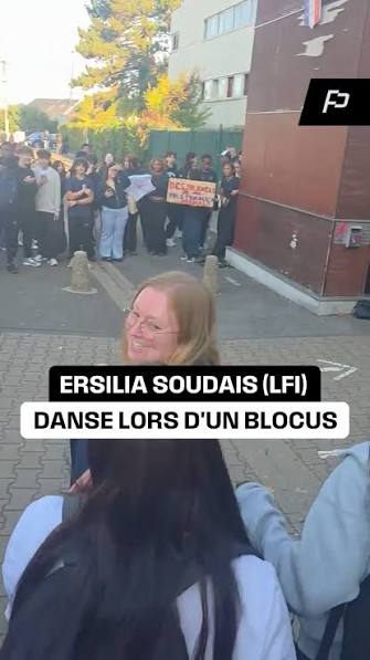 tcabarrus's tweet photo. "Une manœuvre de LFI" disent les services de renseignement. La France Insoumise joue avec le feu en organisant de prétendus blocus de lycées qui se transforment en violences urbaines, en chauffant à blanc les lycéens sous les harangues des députés insoumis en écharpe. Au risque d'une tragédie.