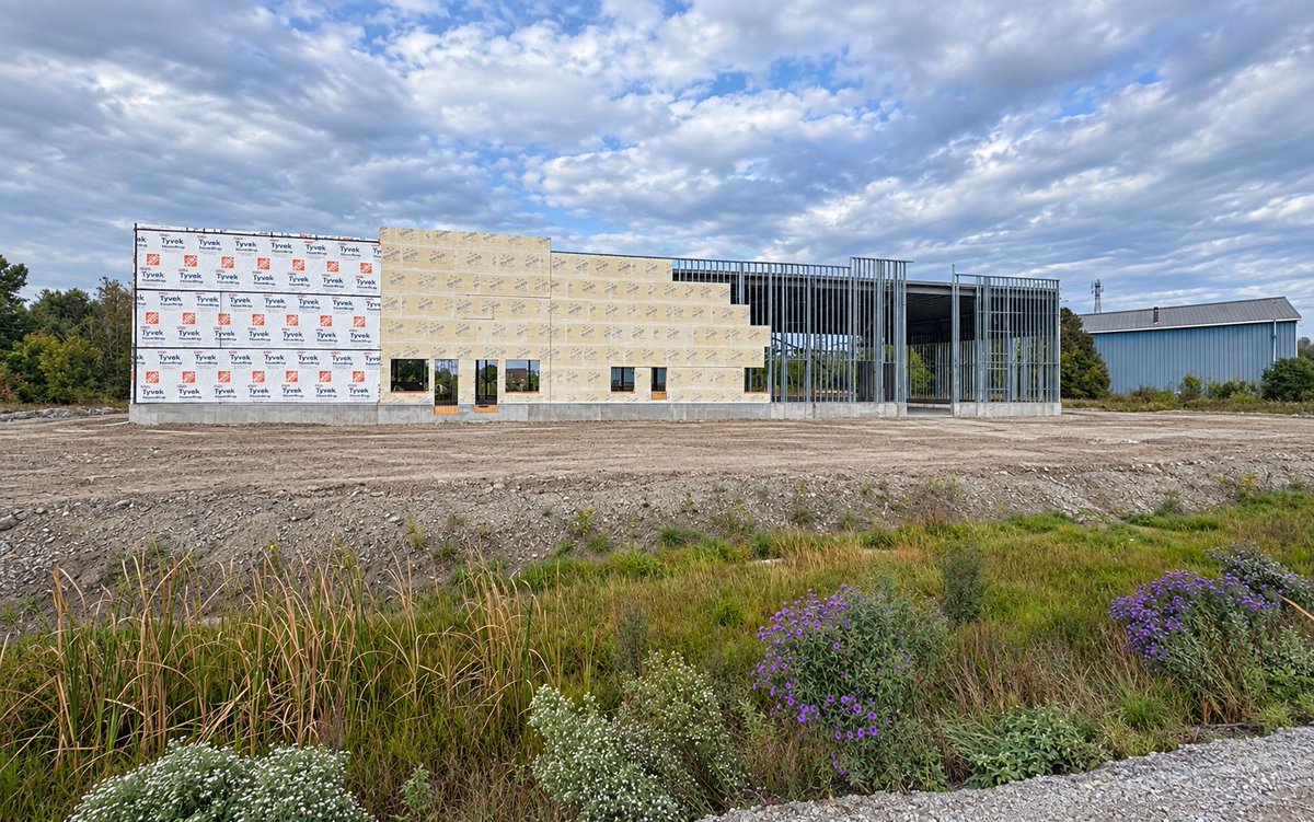 CHRealty's tweet photo. JUST LISTED | $6.9M
1386–1394 Greely Lane, Ottawa
New industrial construction: approx. 13,600 sq. ft., 4 units, 16-ft clear height and 600V/3-phase power.
Details: 613-799-9249
Chris Hilliard Realty Inc., Brokerage https://t.co/rfvm90SuA1