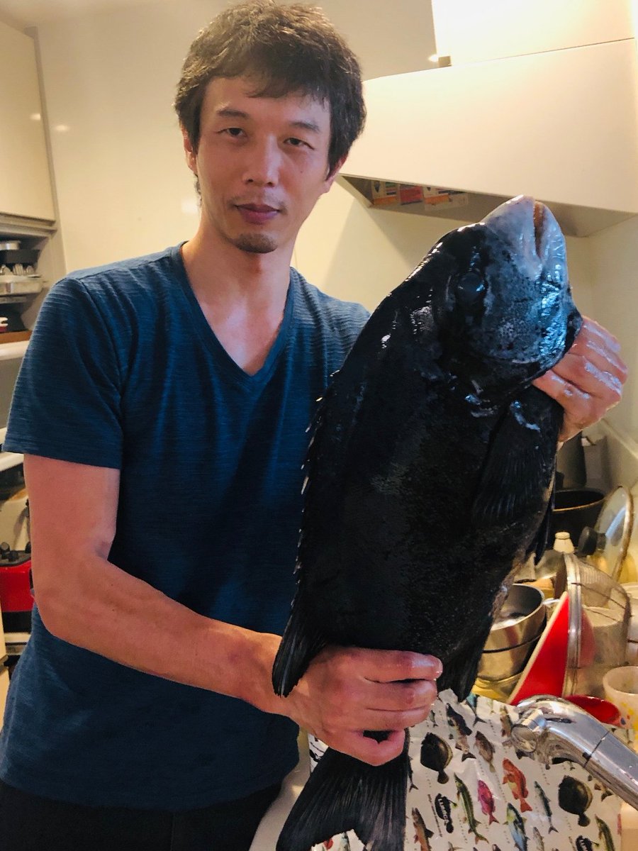 imhkkry's tweet photo. いつも弁当を買う魚屋の水槽にいたイシダイがいなくなっていた。
定員に聞いたら、煮付けになったと。
餌を与えると「養殖」扱いになり、それには許可がいるから、餌は与えられないというのは意外。
60cmオーバーのイシガキダイを突いた自慢をしたかったが、他の客が来たので諦めた(笑)。 https://t.co/Rt3sZrZdGA