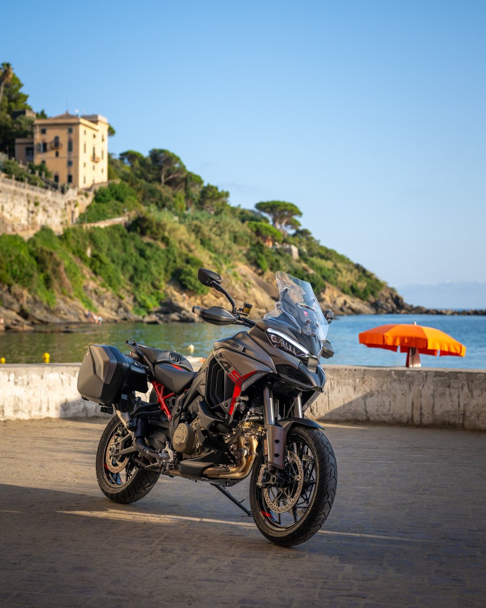 ducatiesp's tweet photo. Hay viajes que empiezan mucho antes de llegar al destino.

La nueva Multistrada V4 Grand Tour está pensada para ir más lejos, con todo lo necesario para disfrutar del camino: confort, tecnología y el V4 Granturismo de 1.158 cc.

#Ducati #MultistradaV4 #DucatiMultistrada https://t.co/x1UYmgTJSz