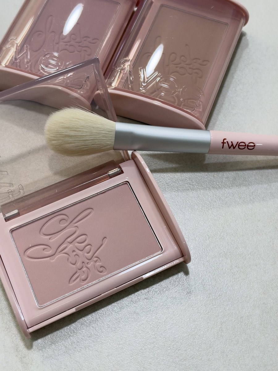 ppppoooogg's tweet photo. [협찬] [퓌] #RT이벤트 @fwee_makeup 

#RT + #FOLLOW 해주신 분들 중 두 분께 푸웅 PICK 위드아웃칩을 선물로 드립니다 🎁 (~10/8)

퓌에서 오늘 10/1 치크칩을 새롭게 출시했는데요!!!

파우더 • 베이크드 • 크림 3가지 제형에 총 15컬러로 구성되어 있고, 제형마다 발색되는 느낌이 완��� 달라서 단독으로 사용해도 예쁘고, 여러 제형을 섞어 나만의 치크 조합을 만들어 사용해도되서 이번 신제품 정말 마음에 들었습니다🤗

각 제형의 전체 발색과 프로모션은 타래로 이어볼께요👇🏻