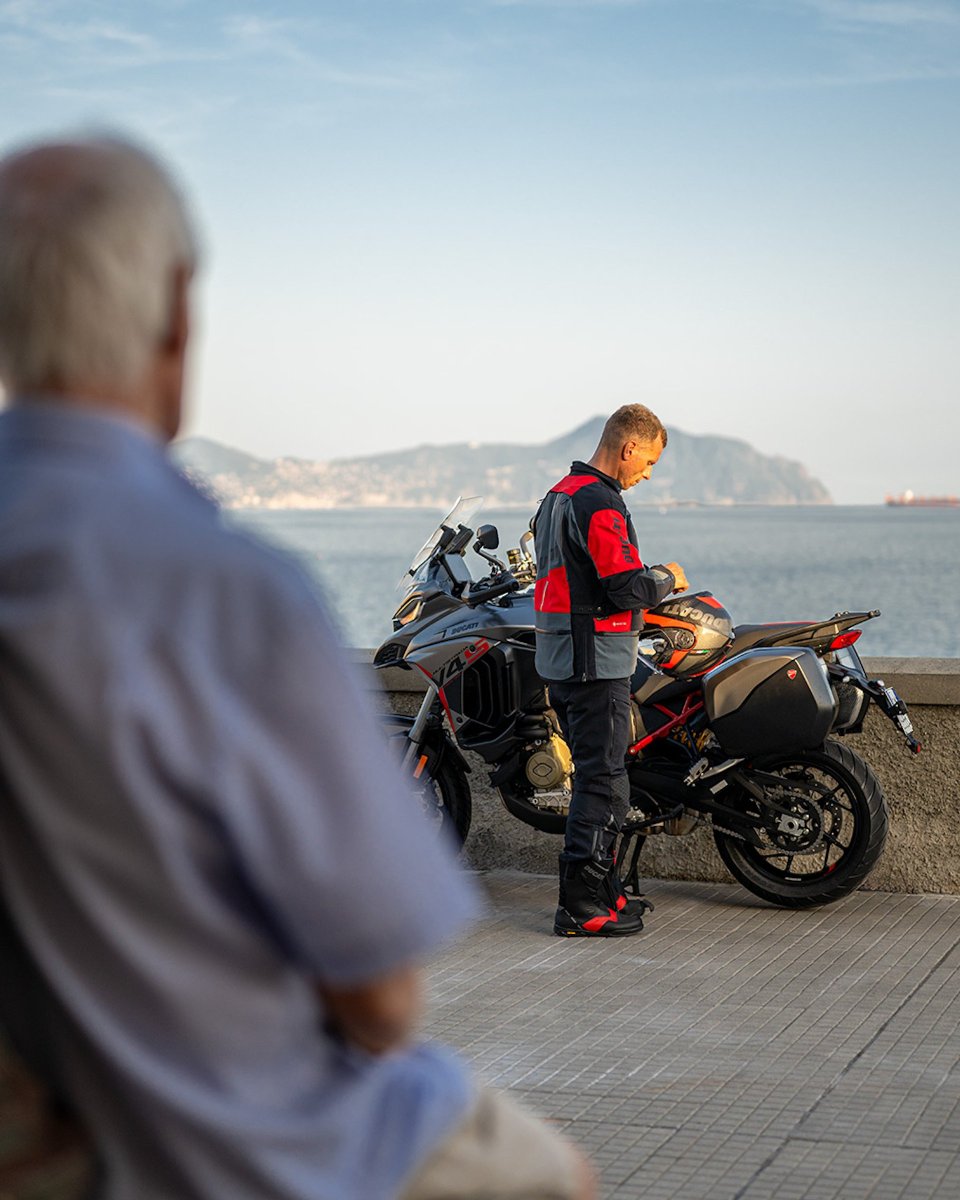 ducatiesp's tweet photo. Hay viajes que empiezan mucho antes de llegar al destino.

La nueva Multistrada V4 Grand Tour está pensada para ir más lejos, con todo lo necesario para disfrutar del camino: confort, tecnología y el V4 Granturismo de 1.158 cc.

#Ducati #MultistradaV4 #DucatiMultistrada https://t.co/x1UYmgTJSz