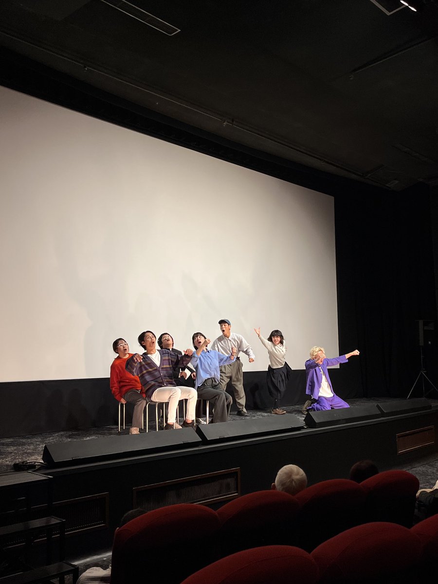 theatreshinjuku's tweet photo. ˚･.⸜『チャオ・ヤングの墓』終映しました🪦🎞️ ⸝ .･˚

本日の上映終了後には、当作品のために監督が書き下ろした短編演劇❝スマ・スルメとスモールサークル❞を上演🧑🏻‍🩰

終始笑いに包まれたシュールであたたかい上演でした🏫

#チャオヤングの墓 
#テアトル新宿 https://t.co/3gGPydgZAd