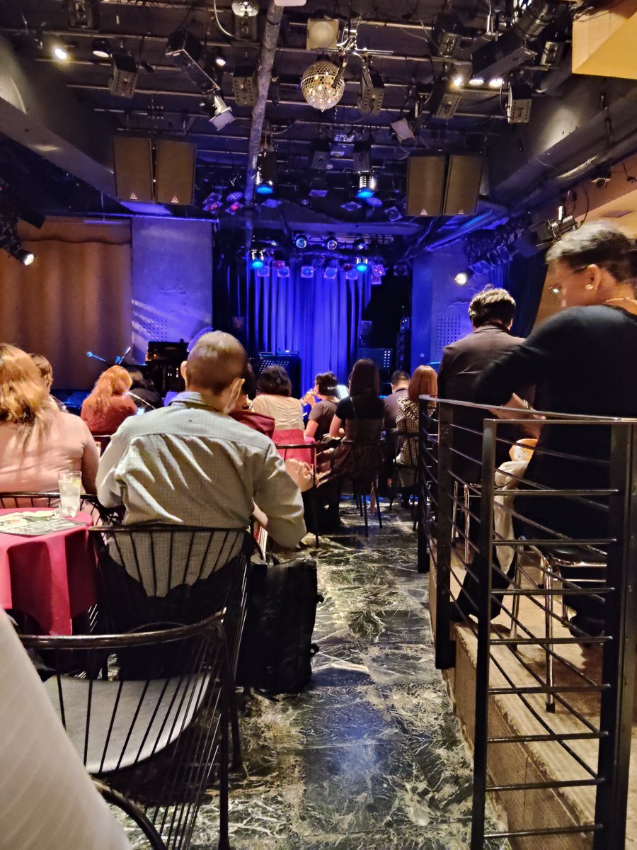 taale_haruka's tweet photo. 加藤登紀子さんの力強く愛情溢れる歌声、Kaya様の演技所作を交えながら紡がれる艶やかな歌声、お二人のチャーミングなトーク。
時には昔の話を、愛の讃歌、百万本のバラ等、涙が出そうになるくらい素晴らしかった。
Kaya様のMASQUERADE演ったのは驚きだった！

これが生の、シャンソンの魅力。 https://t.co/KNixtle9hx