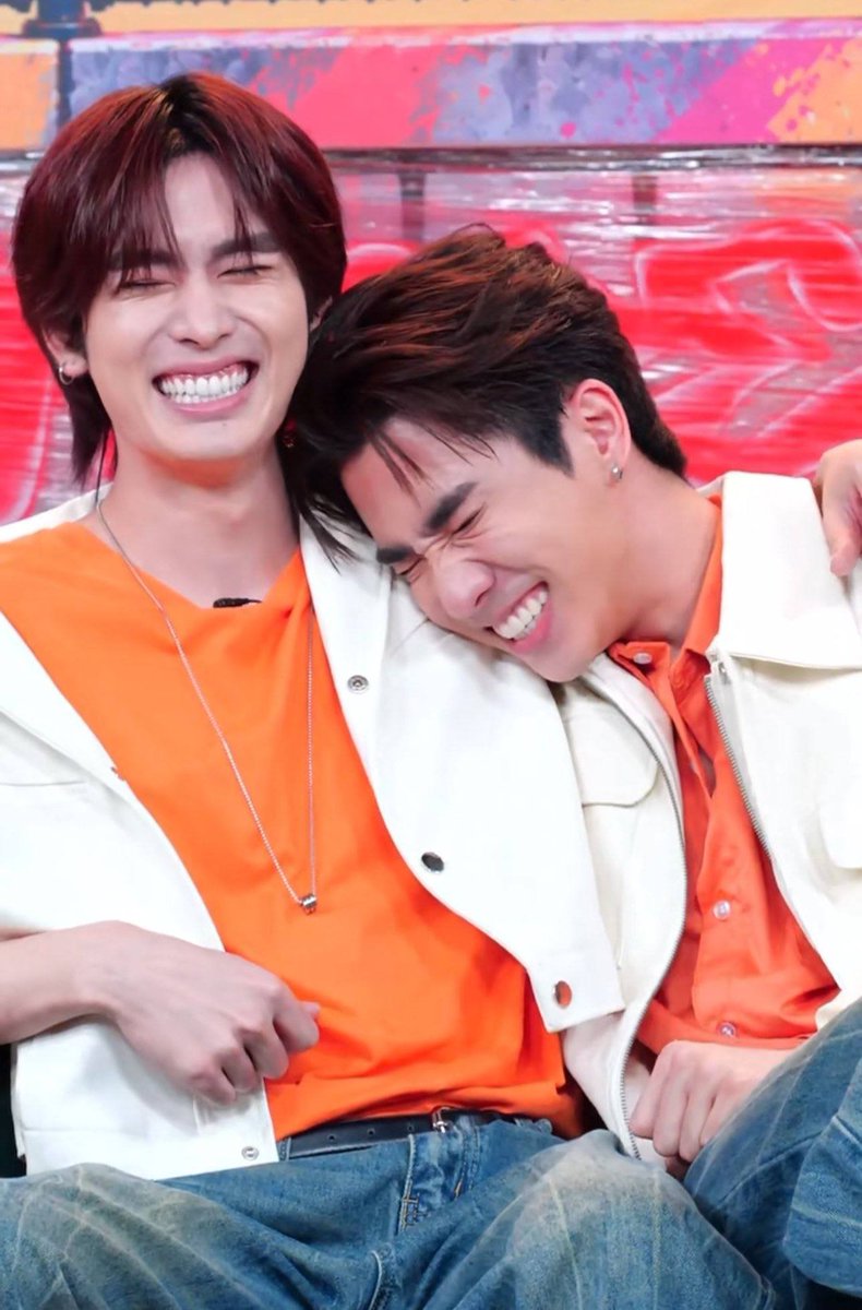 zonpwint0103's tweet photo. Like , Rt , Rp & Quote

PerthSanta's adorable energy is something I could happily keep watching over and over again. 🖤🤍

SHOPEE PERTHSANTA NAROCK MAK

#ShopeeLivexPerthSanta 
#PerthSanta

Perth and Santa together are simply too cute, their chemistry always brings such a happy feeling. 🤍🖤

SHOPEE PERTHSANTA NAROCK MAK

#ShopeeLivexPerthSanta 
#PerthSanta