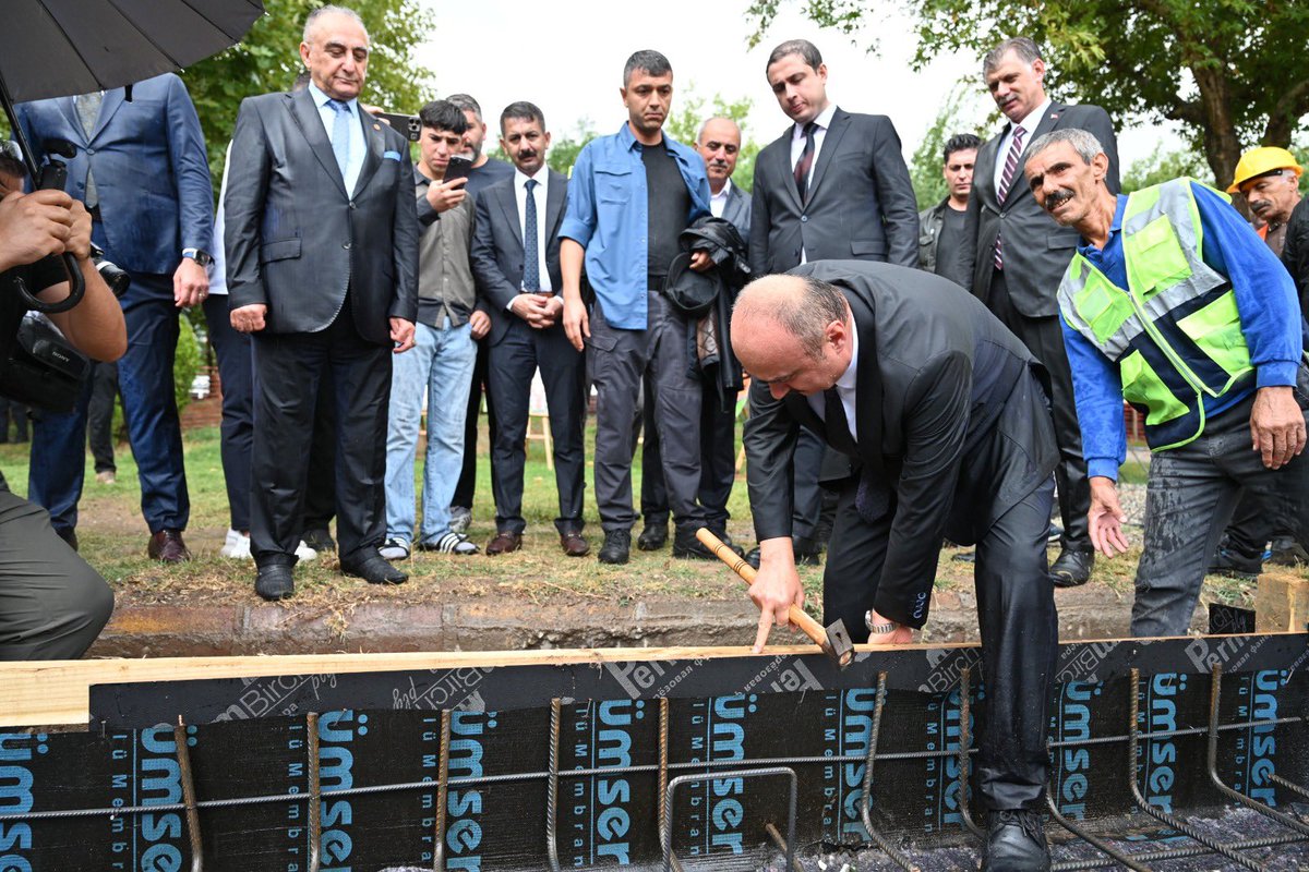batmanvaliligi's tweet photo. Batman’da 5 Emekli Lokali Hayata Geçiriliyor

Valimiz Ekrem Canalp, Batman Belediyesi tarafından şehrin farklı noktalarında hayata geçirilecek 5 emekli lokalinden ilkinin çivi çakma törenine katıldı.
Fatih Mahallesi Kineem Parkı içerisinde inşa edilecek ilk emekli lokalinin çivi çakma töreninde konuşan Valimiz, 150 metrekaresi kapalı, 100 metrekaresi açık olmak üzere toplam 250 metrekare alanda inşa edileceğini belirterek: “Eninde sonunda emekli olacaksınız. Ancak emekli olduğunuz zaman da hayattan kopmadan, canlı ve diri bir şekilde hayatınızı sürdürün. İhtiyaç duyduğunuzda huzur içerisinde vakit geçirebileceğiniz mekânlar sizlerin hizmetinde olacak.” diye konuştu.
Emekli vatandaşlarımızın hayatın içerisinde aktif şekilde yer almalarının önemine dikkat çeken Valimiz, projelerin emekli vatandaşlara hayırlı olması temennisinde bulundu.
Törene Valimizin yanı sıra; Vali Yardımcıları, Belediye Başkan Yardımcıları, İl Emniyet Müdürü, kamu kurum yöneticileri ile Emekli Derneği Başkanı ve çok sayıda emekli vatandaşımız katıldı.
 
@canalpekrem