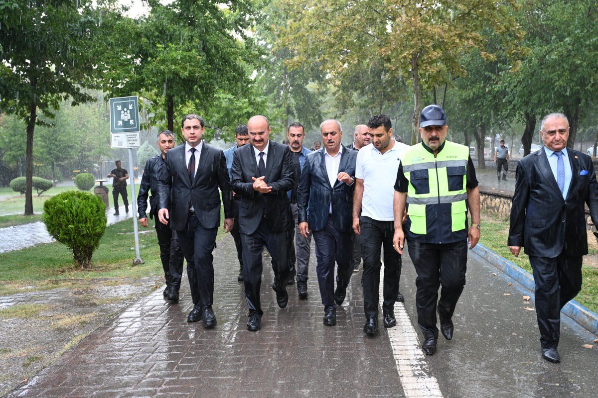 batmanvaliligi's tweet photo. Batman’da 5 Emekli Lokali Hayata Geçiriliyor

Valimiz Ekrem Canalp, Batman Belediyesi tarafından şehrin farklı noktalarında hayata geçirilecek 5 emekli lokalinden ilkinin çivi çakma törenine katıldı.
Fatih Mahallesi Kineem Parkı içerisinde inşa edilecek ilk emekli lokalinin çivi çakma töreninde konuşan Valimiz, 150 metrekaresi kapalı, 100 metrekaresi açık olmak üzere toplam 250 metrekare alanda inşa edileceğini belirterek: “Eninde sonunda emekli olacaksınız. Ancak emekli olduğunuz zaman da hayattan kopmadan, canlı ve diri bir şekilde hayatınızı sürdürün. İhtiyaç duyduğunuzda huzur içerisinde vakit geçirebileceğiniz mekânlar sizlerin hizmetinde olacak.” diye konuştu.
Emekli vatandaşlarımızın hayatın içerisinde aktif şekilde yer almalarının önemine dikkat çeken Valimiz, projelerin emekli vatandaşlara hayırlı olması temennisinde bulundu.
Törene Valimizin yanı sıra; Vali Yardımcıları, Belediye Başkan Yardımcıları, İl Emniyet Müdürü, kamu kurum yöneticileri ile Emekli Derneği Başkanı ve çok sayıda emekli vatandaşımız katıldı.
 
@canalpekrem