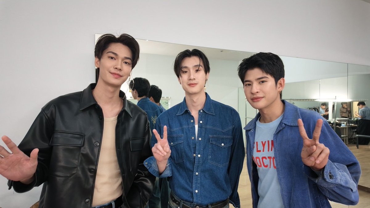 GMMTV's tweet photo. #GMMTVLiveHouse on stage วันนี้มาแล้ววว มาคุยกับ มาร์ค และ “ดิว ธี”  กันเยอะๆ นะค้าบทุกคนนน 😜

YT : https://t.co/Jl4huiB1Gd
TT : https://t.co/oHCXNqn9ZZ

GMMTV Live House ทุกวันอังคาร และ พฤหัสบดี
เวลา 21:00 น. ทาง YouTube และ TikTok : GMMTV
#GMMTV 
@mmarkpkk @dew_jsu @vitheepanich