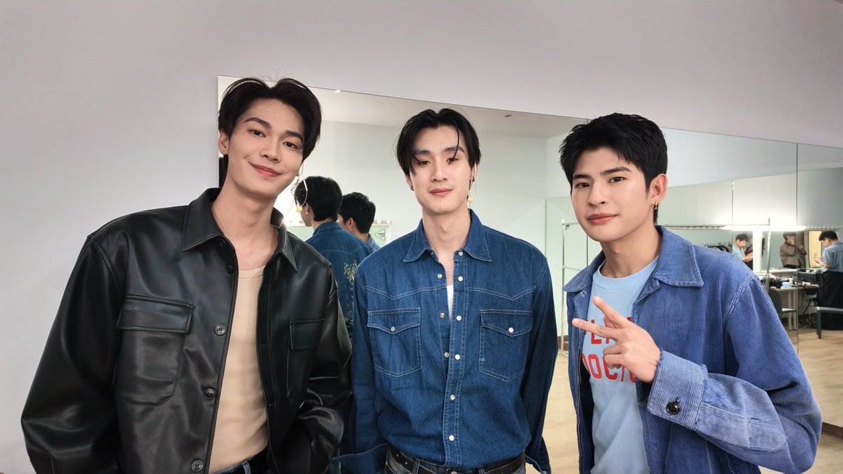 GMMTV's tweet photo. #GMMTVLiveHouse on stage วันนี้มาแล้ววว มาคุยกับ มาร์ค และ “ดิว ธี”  กันเยอะๆ นะค้าบทุกคนนน 😜

YT : https://t.co/Jl4huiB1Gd
TT : https://t.co/oHCXNqn9ZZ

GMMTV Live House ทุกวันอังคาร และ พฤหัสบดี
เวลา 21:00 น. ทาง YouTube และ TikTok : GMMTV
#GMMTV 
@mmarkpkk @dew_jsu @vitheepanich