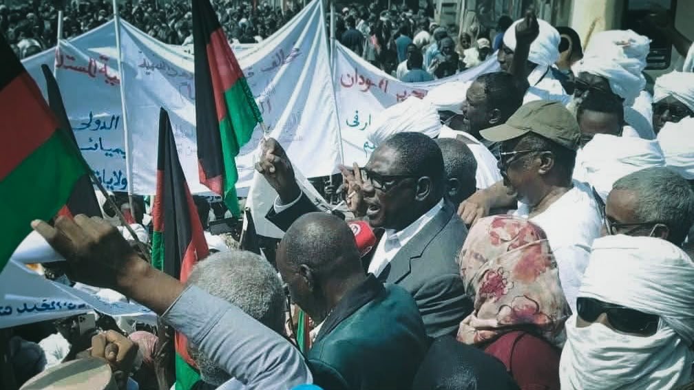 SuleimanSandal's tweet photo. الشعب السوداني في العاصمة الإدارية نيالا يخرجون في مليونية هادرة، تأكيدًا للتعافي والبناء والإنتاج، هو طريقنا لإعادة السلام والاستقرار، وأن إرادة الحياة أقوى من إرادة الحرب، وأنهم يلتفون حول حكومتهم لمزيد من العمل في مجالات الأمن والصحة والتعليم والخدمات وحماية المدنيين وتعزيز حقوقهم الدستورية، وفي نفس الوقت يدينون بأشد العبارات استخدام جيش البرهان المجرم للسلاح الكيميائي ضد الشعب السوداني، وأنه لا مستقبل له في دولة التغيير. والشعب أقوى، والانتصار قادم.