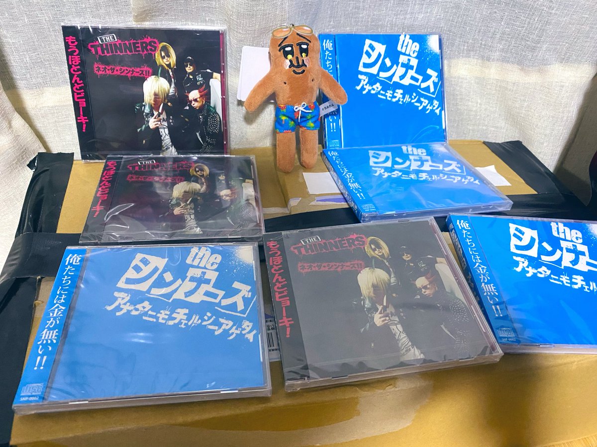 DC_HIROKI's tweet photo. ザ・シンナーズのネット通販に向けて、着々と準備中です。
第一弾としてはCDからの販売になります。順次物販を増やしていくつもりでございます！
10月内���はサービス開始できるようにしたいと思っております。
お待たせして申し訳ございま��ん。
がんばります！
たくさんたくさん買ってね〜😎
#俺たちには金がない
#もうほとんどビョーキ
#ネオ・ザ・シンナーズ
#アナタニモチェルシーアゲタイ