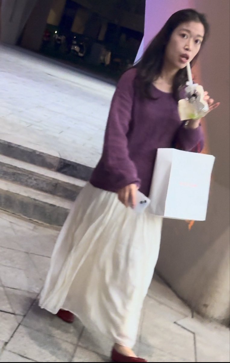 44saolou's tweet photo. part7.
国庆节 天气冷了 不想去打胶骚鞋了 路上看到一个音乐会，找到一个气质少妇，直接在他后面疯狂撸射 贴着衣服一股浓精喷射而出 后面这女的发现了还摸了一下闻一闻 怎么不直接塞到嘴里 好好品尝浓jing呢 https://t.co/W30k51wvAR