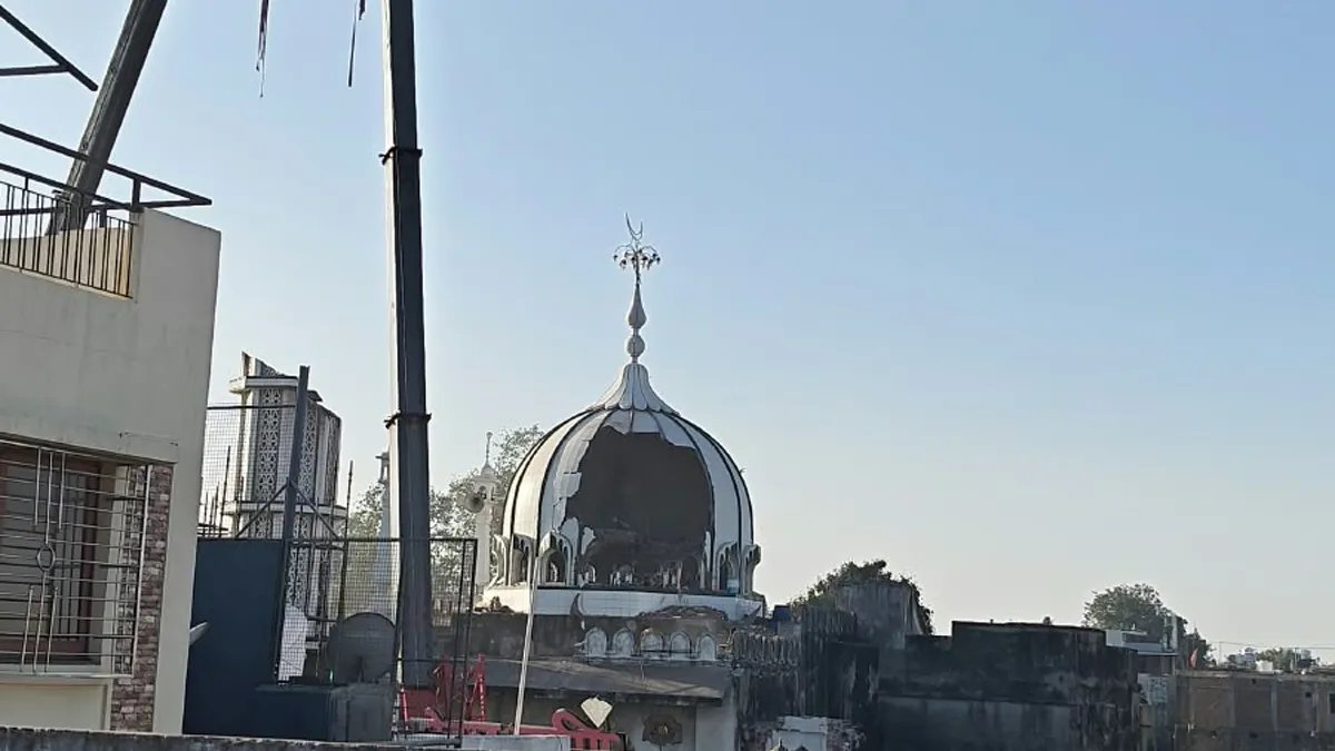 MuslimsinIndia7's tweet photo. متحديا العالم العربي والإسلامي ومتجاهلا لكل المناشدات الدولية يتعمد النظام الهندي بإسقاط ماكينةالهدم على منارةأحدأقدم المساجد في الهند حتى دمر المسجد كله,وذلك بعد أن كان أجبر المسلمين على هدم أجزاء منها تحت ضغوط هائلة وهم يبكون،وكل ذلك لأجل توسعةالطريق إلى مكان المهرجان الهندوسي! https://t.co/3Cn2mHdwQj