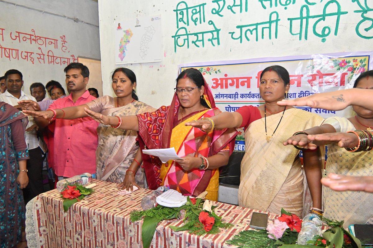 uddheshwari's tweet photo. आज कुसमी विकासखण्ड अंतर्गत ग्राम सिविलदाग के भगतपारा आंगनबाड़ी केंद्र में आयोजित आंगन मिलन सेवा एवं निःशुल्क स्वास्थ्य शिविर कार्यक्रम में शामिल हुई।

इस अवसर पर आंगनबाड़ी कार्यकर्ताओं एवं मितानिन बहनों का सम्मान की तथा बच्चों के साथ मिलकर “सुपोषित माता, सुपोषित शिशु” को लेकर बच्चों के पोषण एवं स्वस्थ भविष्य के लिए जागरूकता का संदेश दी।

कार्यक्रम में जिला पंचायत अध्यक्ष श्रीमती हीरामुनि निकुंज जी, जनपद पंचायत अध्यक्ष श्रीमती बसंती भगत जी, मण्डल अध्यक्ष श्रीमती शशि टोप्पो जी एवं विकासखंड परियोजना अधिकारी, स्वास्थ्य विभाग के कर्मचारी, सरपंच, आंगनबाड़ी कार्यकर्तागण एवं सहायिकगण, मितानिन बहनें, पालकगण तथा ग्रामवासीगण उपस्थित रहे।

#समय #बलरामपुर #सेवा_संकल्प_अभियान #BJP4CGState