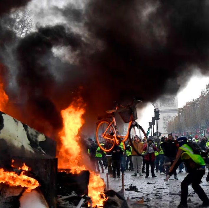 TribunePop23's tweet photo. 📂🇫🇷 FLASH INFO - Selon des sources proches des cabinets ministériels, Matignon redoute un scénario de « convergence des luttes » entre lycéens, agriculteurs, soignants et d’autres secteurs, qui pourrait faire durer la contestation jusqu’à la présidentielle.. https://t.co/XpxQDDL9jE
