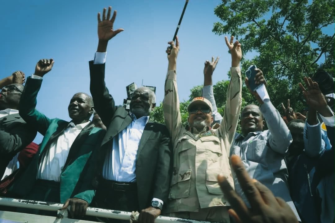 SuleimanSandal's tweet photo. الشعب السوداني في العاصمة الإدارية نيالا يخرجون في مليونية هادرة، تأكيدًا للتعافي والبناء والإنتاج، هو طريقنا لإعادة السلام والاستقرار، وأن إرادة الحياة أقوى من إرادة الحرب، وأنهم يلتفون حول حكومتهم لمزيد من العمل في مجالات الأمن والصحة والتعليم والخدمات وحماية المدنيين وتعزيز حقوقهم الدستورية، وفي نفس الوقت يدينون بأشد العبارات استخدام جيش البرهان المجرم للسلاح الكيميائي ضد الشعب السوداني، وأنه لا مستقبل له في دولة التغيير. والشعب أقوى، والانتصار قادم.