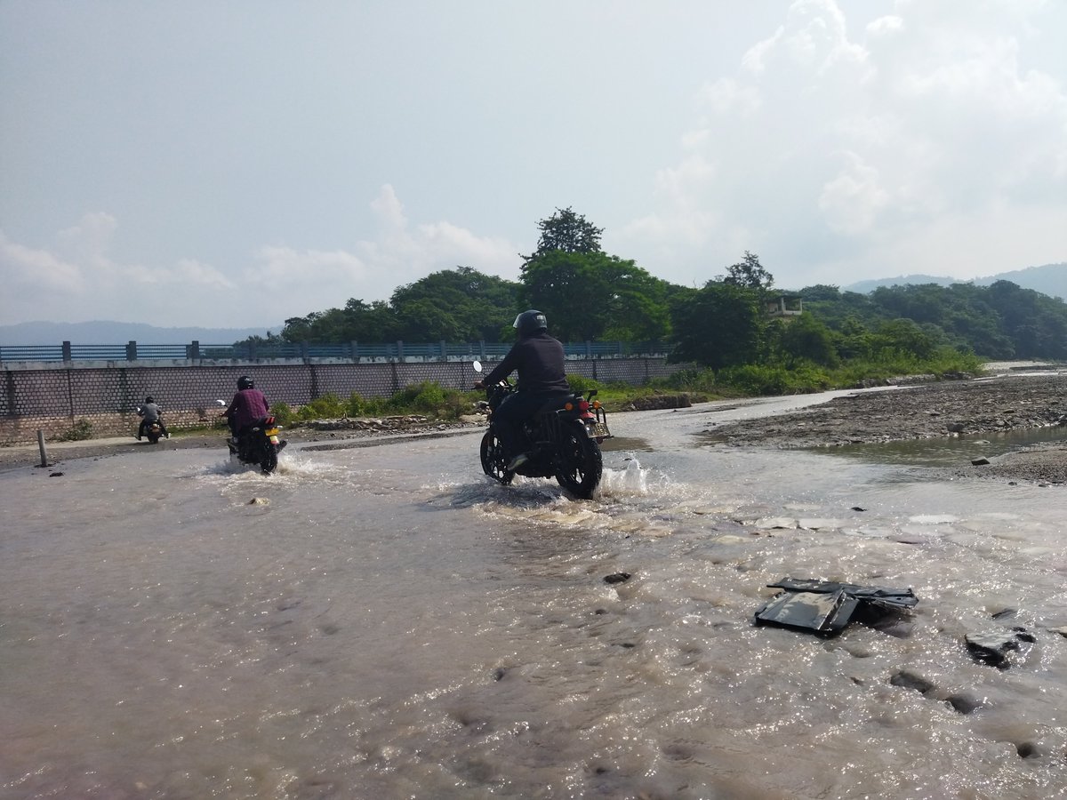 A10mics's tweet photo. @masoomved07 Hunter drinks more than classic.
Was surprising..
Used them on an adventurous road.
Roorkee to Rishikesh via Haridwar...😀 (Best road trip I Experienced) https://t.co/j0hwgjixjM
