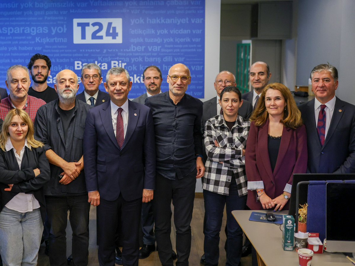 muratemir_dr's tweet photo. Trollerin iftiraları ve yargı sopasıyla hedef alınan T24 Ankara Bürosu’na Genel Başkanımız Özgür Özel ile birlikte destek ziyareti gerçekleştirdik. T24 Genel Yayın Yönetmeni Doğan Akın ve T24 emekçileri ile bir araya geldik. 

Gerçekleri yazmaktan korkmayan, kalemini satmayan onurlu gazetecilerin her zaman yanındayız.

Türkiye’yi bu karanlıktan dayanışmayla ve cesaretle çıkaracağız.