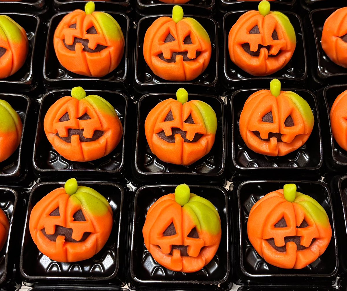 happoudou's tweet photo. 練り切り『ハロウィン』です😊
10月31日は、#ハロウィン！カボチャのお化け、ジャックオーランタンが、登場です。
これから個性豊かなハロウィンの上生菓子が、並び始めますので、楽しい手土産などにどうぞー😆

https://t.co/Ma1tz0CJjh

#練り切り #和菓子の好きな人と繋がりたい #八宝堂 #宮代町 https://t.co/0KwkhG4uKZ