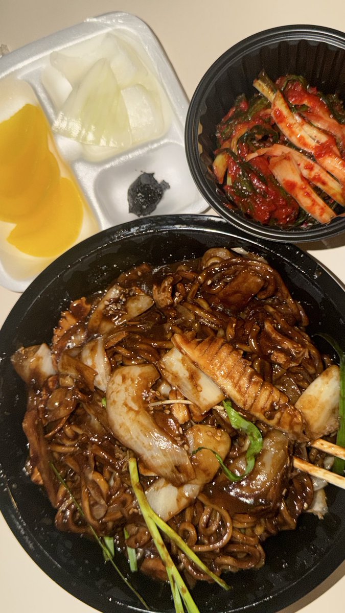 uxquxm's tweet photo. 쟁반짜장 + 파김치 https://t.co/nM6bL7IBFs