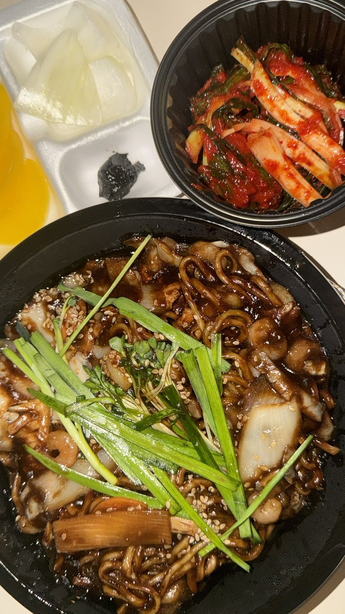 uxquxm's tweet photo. 쟁반짜장 + 파김치 https://t.co/nM6bL7IBFs