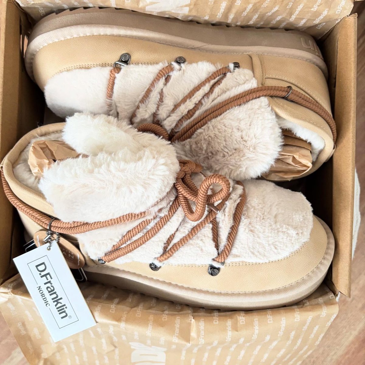 GussieHagevrkb's tweet photo. My new winter boots just arrived, and I’m obsessed. The creamy shade, soft teddy texture, and laces are perfect for frosty days. Which boot color is your favorite this winter? https://t.co/f5K5J6yk1s