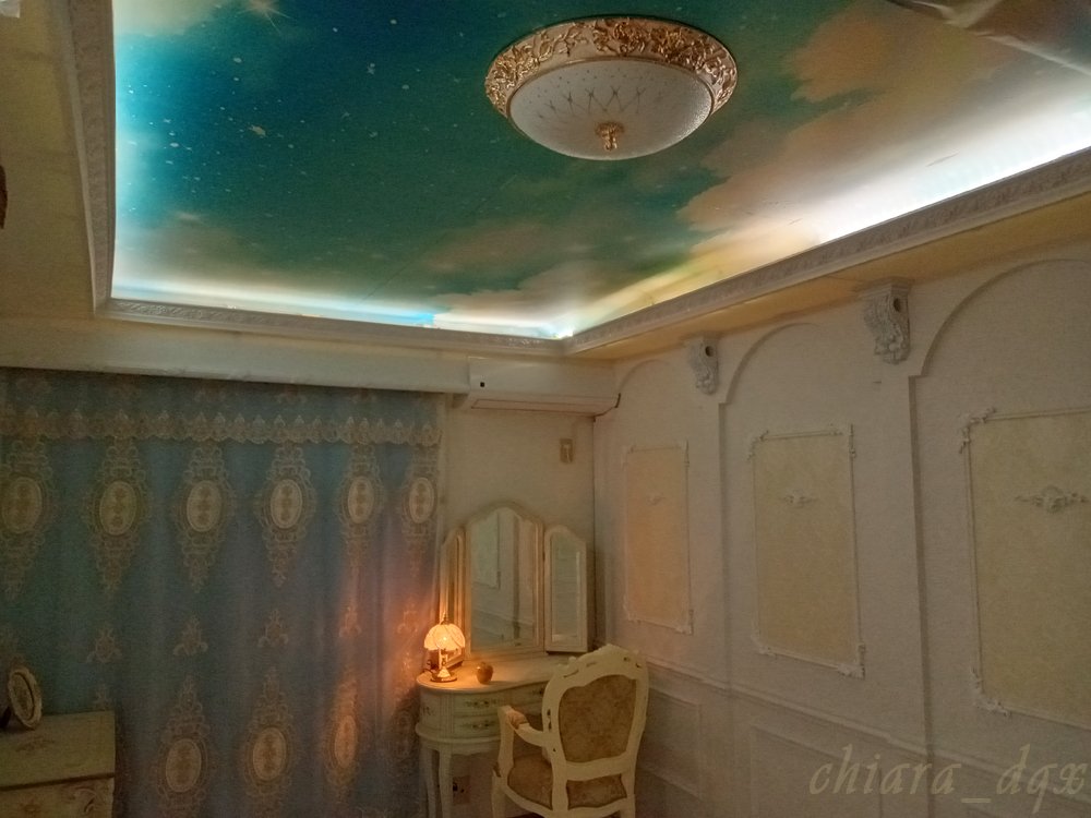chiara_dqx's tweet photo. 半年かけて部屋をロココ調にしてみました。
完成記念に自分も宮殿の住人になってみたり。
#リアルハウジング DIY https://t.co/3AWoYTCNrq