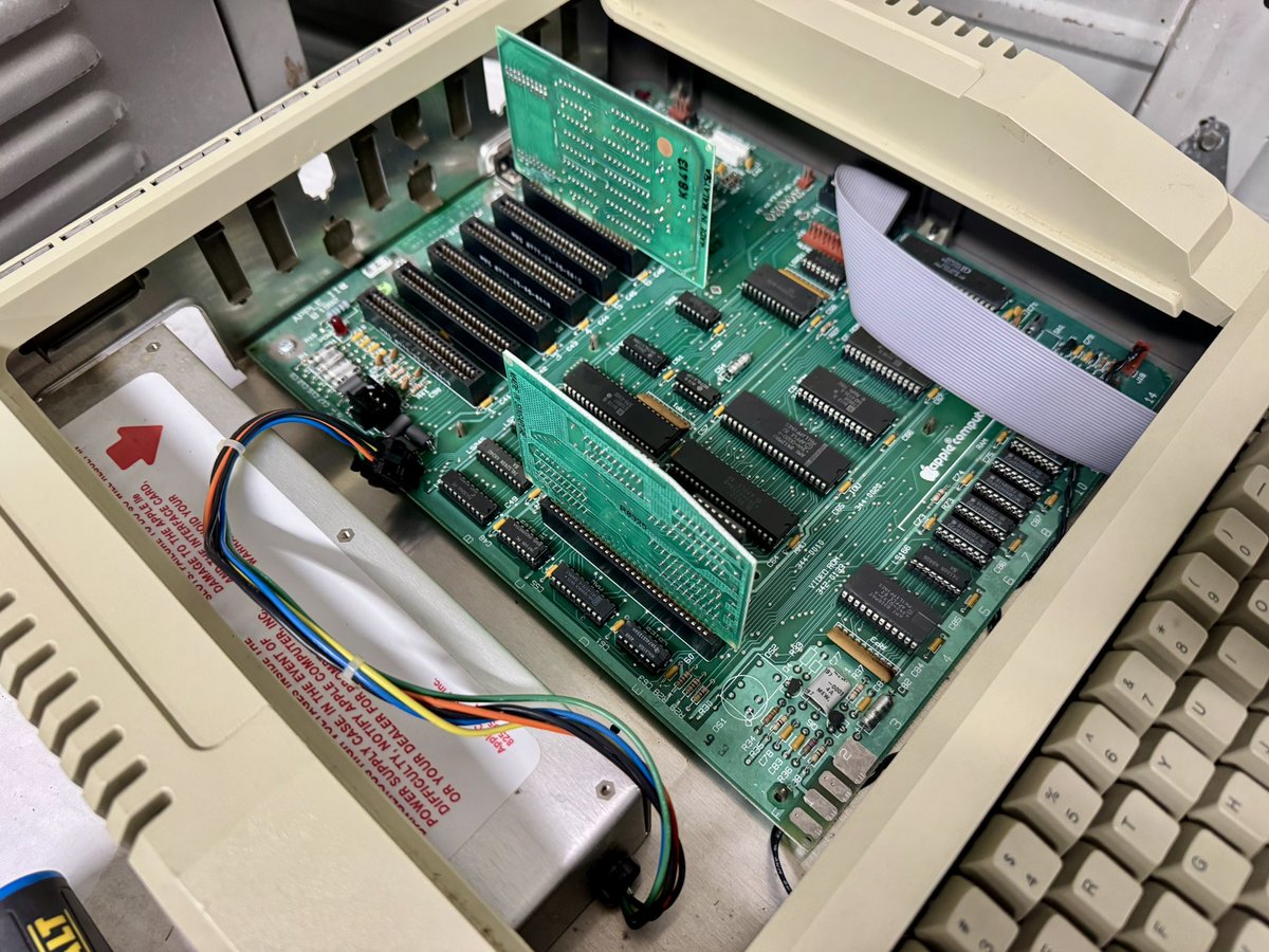 sdf_pubnix's tweet photo. Don’t fear the RiFA 💨 

It’s a rite of passage that perpetuates to the next rite of passage.

#vintagecomputer #magicsmoke #rifa #retrocomputing https://t.co/V3vFnBbmXk