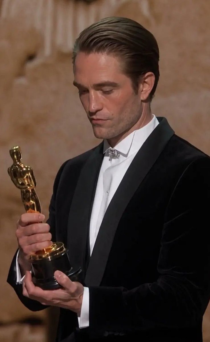 popbuzzz_'s tweet photo. Do you think Robert Pattinson will be able win an oscar in his acting career? https://t.co/FFQgEyGxXk
