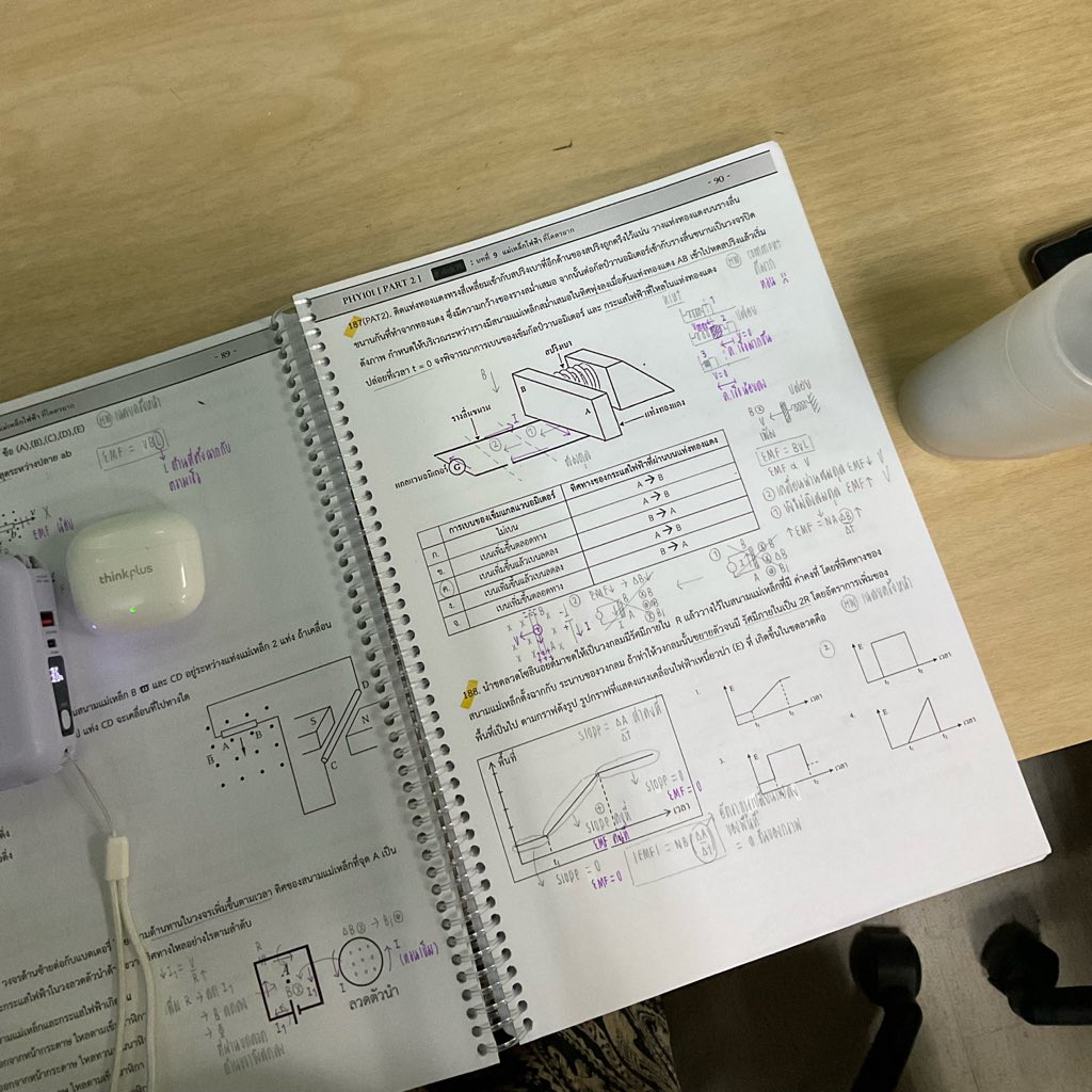 b_toeyb's tweet photo. —> คอร์สฟิสิกส์ที่เราเรียนคือ phy 101 ทั้ง 3 พาร์ท ของพี่พี [@P_Learnphysics ] พี่พีสอนดีจิงค่ะ สอนละเอียดมากเริ่ดเน้อ ละก้จะมีสั่งการบ้านให้ไปฝึกทำอันนี้ก็ดีค่ะ จะได้เป็นการทวนด้วย ข้อไหนดีน่าทำน่าออกได้ทำหมด 🤣 ราคาก้แฮปปี้ จดเยอะมาก ปากกาเราหมดไปกี่แท่งแล้วไม่รุ้ แต่ดีจิงๆ 👍🏻 https://t.co/RDcUT4meoa