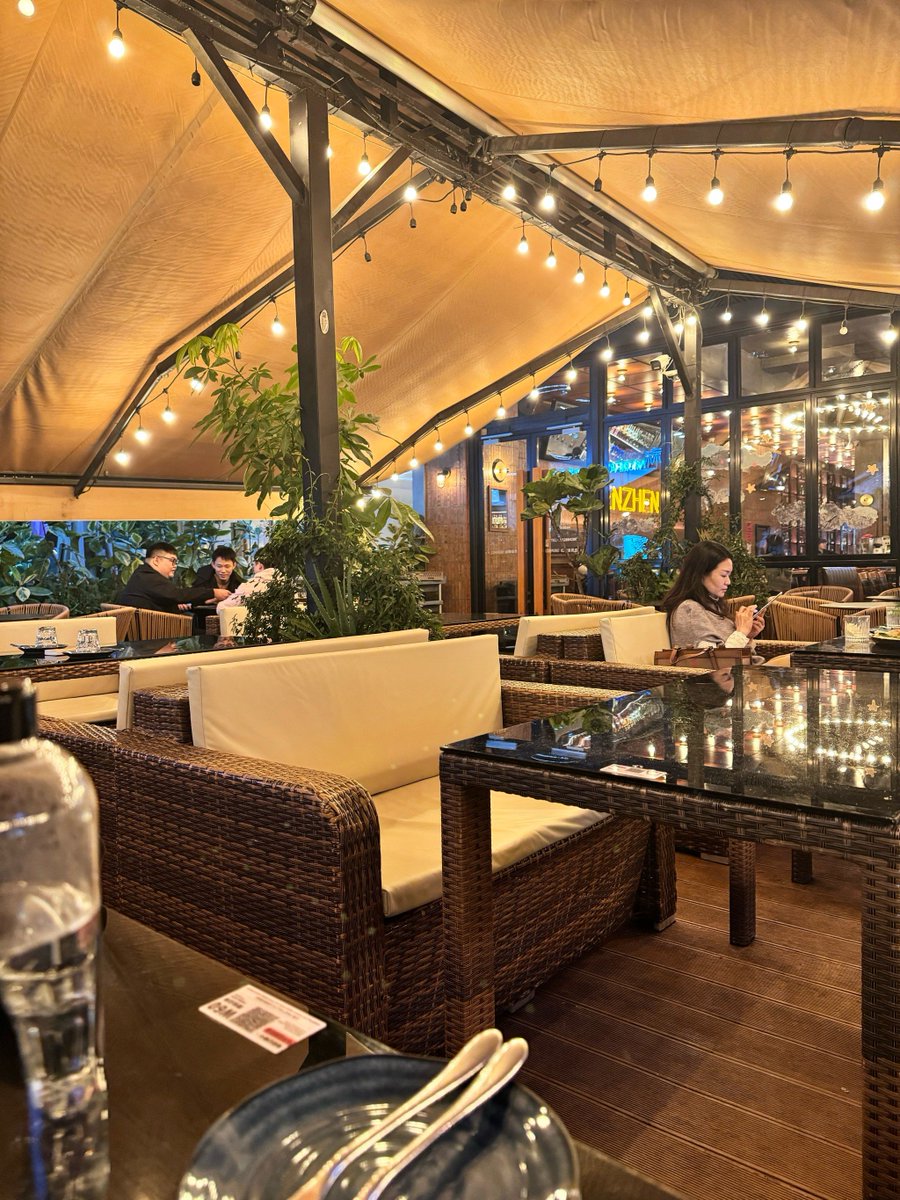edna_pott875's tweet photo. Had such a fun food adventure! Grabbed a bite at the cozy restaurant in the garden area, the crunchy snacks totally hit the spot.， https://t.co/b2xmepJ6fd