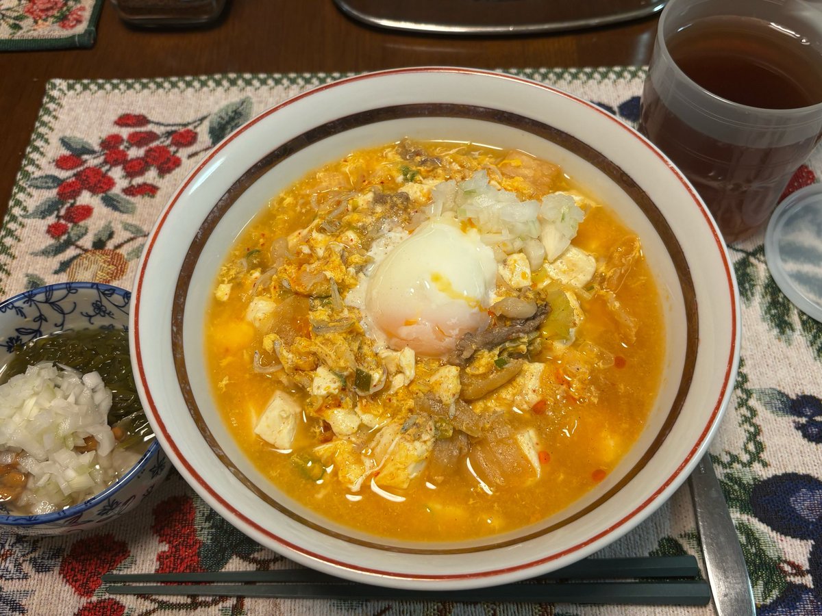 fishermanv301's tweet photo. お疲れ様です🍵
本日の #おうちごはん はキムチクッパ！
酢タマネギを入れてさっぱり旨し！
( ﾟДﾟ)ｳﾏｰ
あと1日でおやすみや〜、明日���仕事頑張ろ……
自転車乗りたいなぁ…🚴‍♀️ https://t.co/Aq8V9slFbh