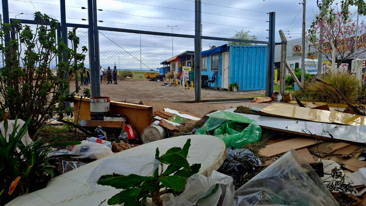 leoguevara80's tweet photo. #URGENTE #AHORA medidas de fuerza de Surbac por aumentos de sueldos dejan montañas de basura sin recolectar en barrios y parte del centro. La medida rige desde ayer por la tarde y mañana por ser el día del recolector tampoco trabajan. Movil @radiomitrecba. https://t.co/EOhbCCHTev