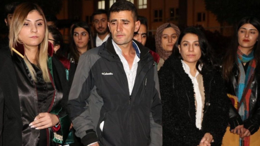 meneymn's tweet photo. 11 Yaşındayken 3 Kişi Tarafından Kaçırılıp, Sabaha Kadar T*cavüze Uğrayan, Dövülen, İşkence Edilen Sonrada Kanlar İçin Kalınca "Öldü Zannedilip" Uçurumdan Atılan Esra Yücel O Gün Ölmedi, Ama Failler "Delil Yetersizliğinden" Tahliye Edildikten 10 Gün Sonra Ölü Bulundu.👇👇 https://t.co/bsJKOrl7RG