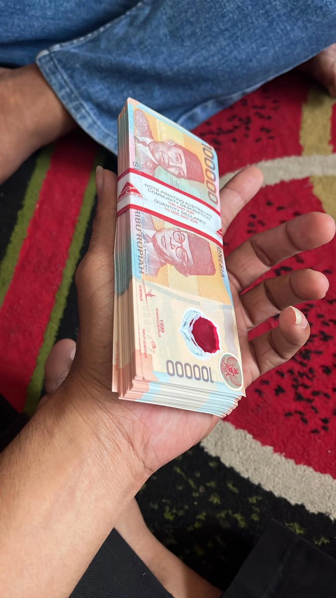 KapudS640's tweet photo. Warga yang kerja di BI, info dong 😭 Uang lama kayak gini masih bisa ditukar nggak sih?

Sayang banget, abis beberes lemari malah nemu segepok uang jadul 🥹🥹

Para kolektor uang, merapat dong. Ada yang tahu info soal ini? 👀 https://t.co/GPAdpUfq9N