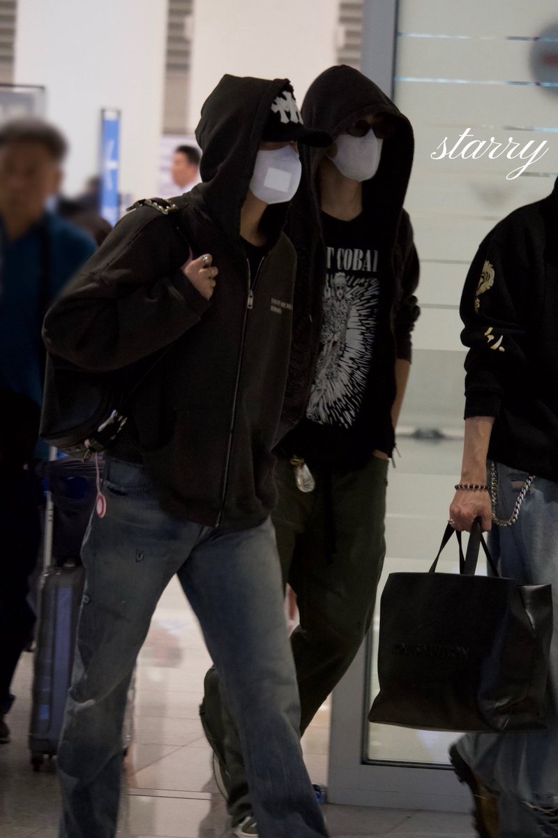 HCbodyguard's tweet photo. haechan arrived to korea with 127 and then went to rehearse with drm for the fanmeet 🥺 https://t.co/lWJmvX289Z