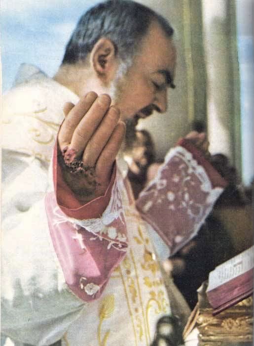 chiamaka___o's tweet photo. Do not worry over things that generate preoccupation, derangement and anxiety. One thing only is necessary: to lift up your spirit and love God.

-St. Padre Pio https://t.co/P05pMyc4CT
